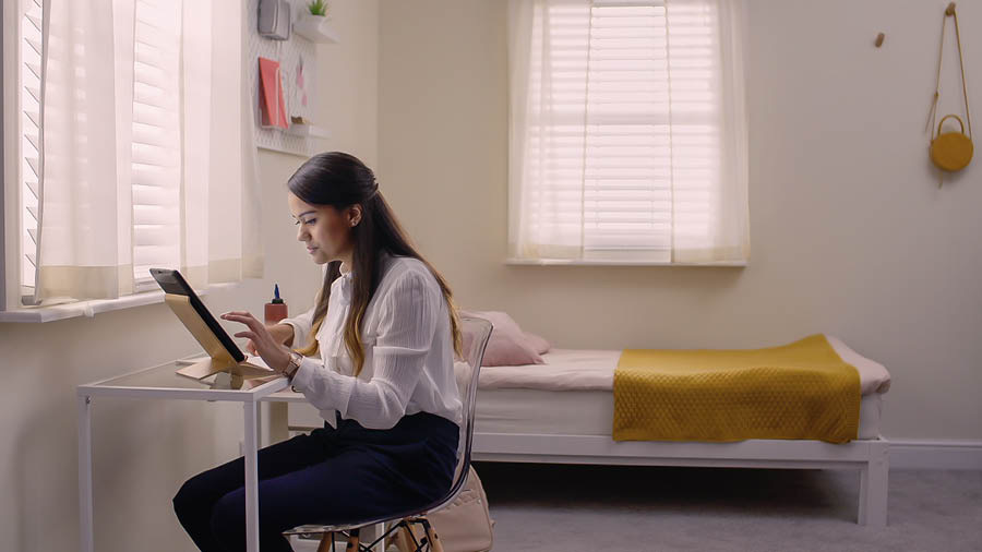 A scene from the video “Experience the Joy of Disciple-Making​—Accept Jehovah’s Help—​Using Research Tools.” Neeta uses the “Research Guide” to look up information on creation.
