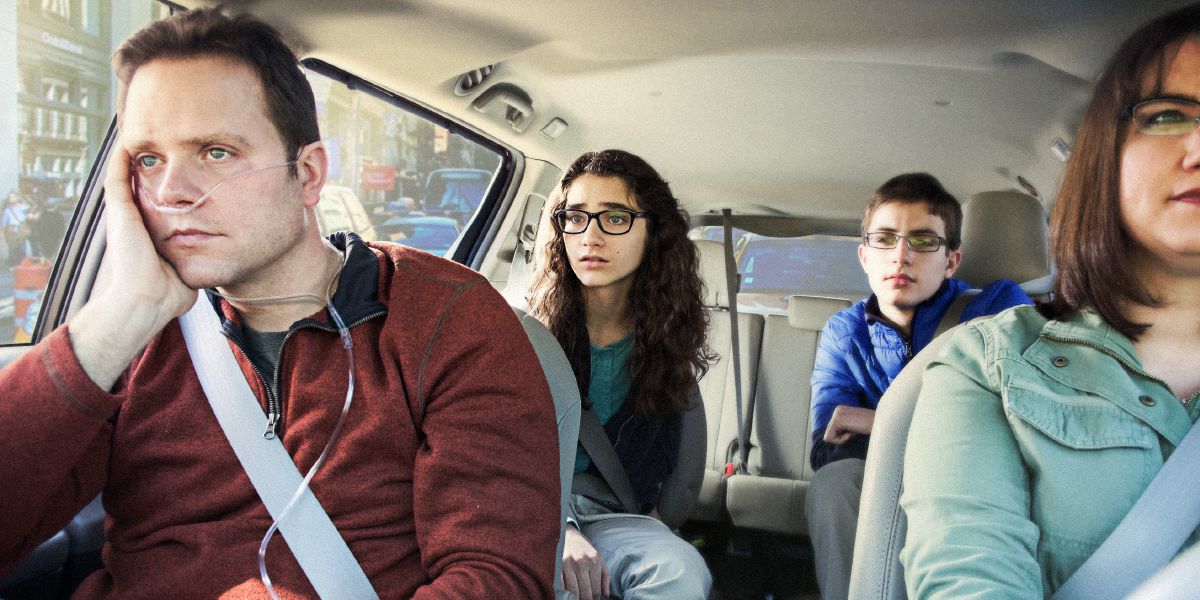 Un ragazzo e una ragazza osservano il padre malato