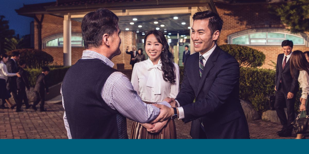 Una coppia dà il benvenuto a un uomo alla Commemorazione