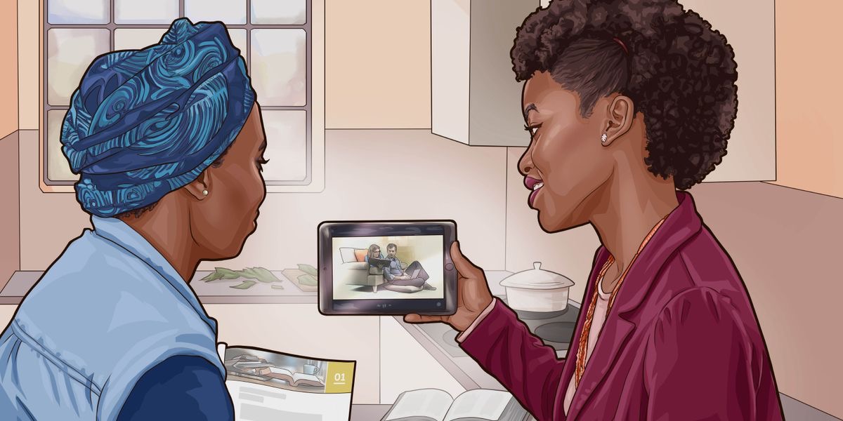 Una sorella fa vedere a una donna il video “Perché studiare la Bibbia? (versione integrale)” su un dispositivo elettronico.