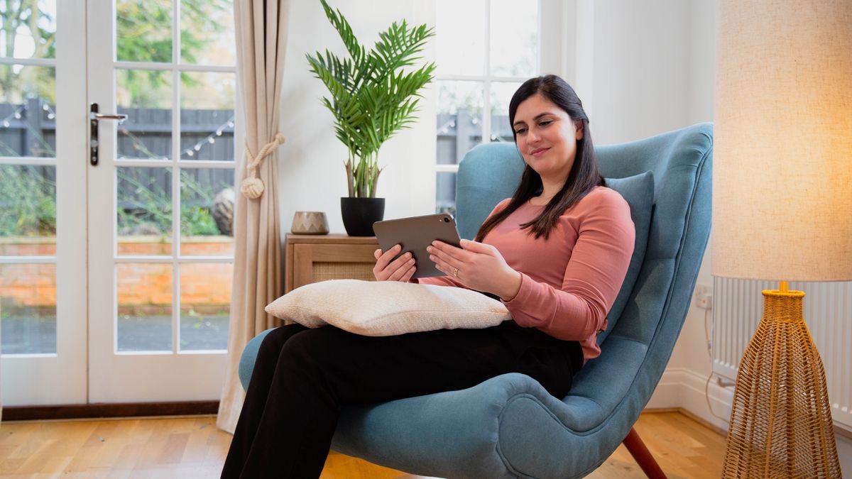 La sorella legge la Bibbia.