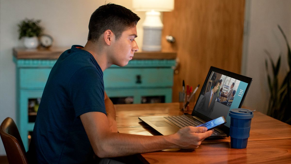 Il giovane fratello dell’immagine precedente legge la lezione 35 del libro “Puoi vivere felice per sempre”.