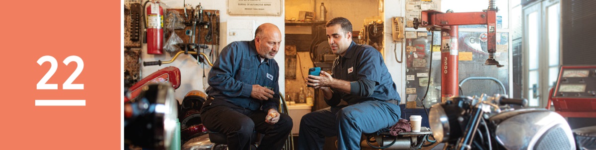 שיעור 22.‏ תלמיד מקרא מבשר לעמית לעבודה בהפסקת הצהריים שלהם במוסך.‏