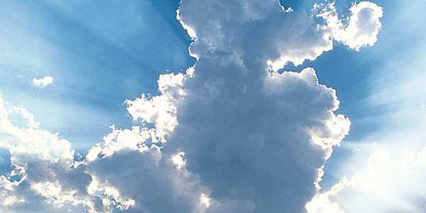 Luce del sole che splende tra le nuvole.