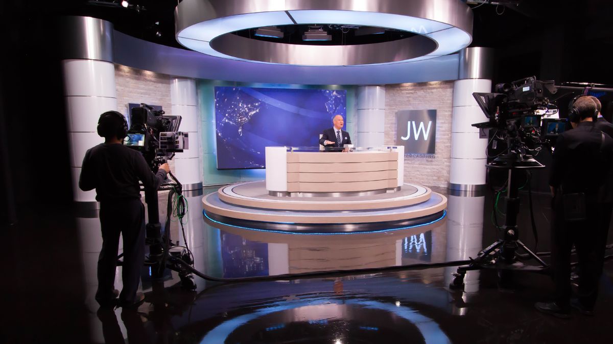 Fratelli riprendono il fratello Stephen Lett durante la prima puntata di JW Broadcasting.