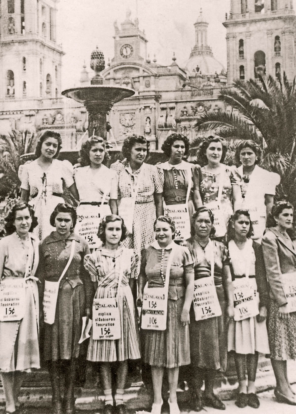 Un gruppo di sorelle con delle borse contenenti le riviste.