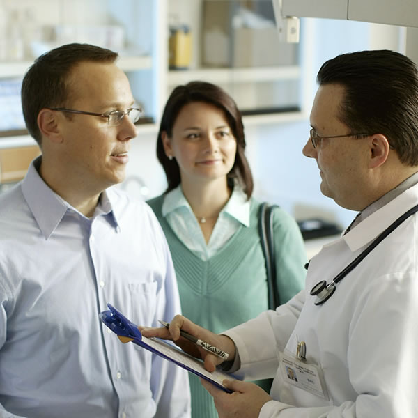 Coppia che parla col medico