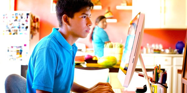 Madre osserva il figlio che naviga su Internet
