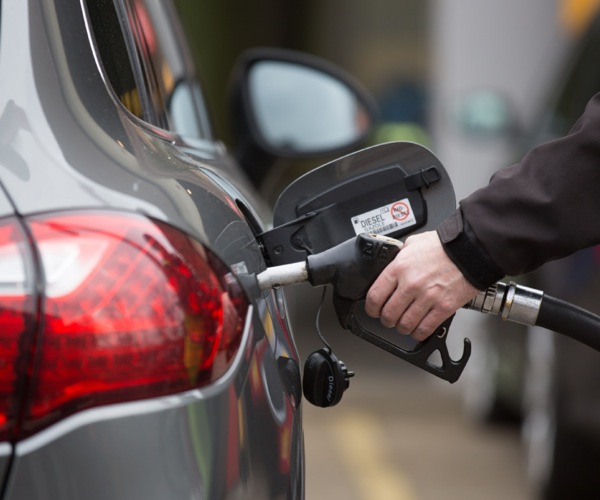 Un uomo fa rifornimento di diesel