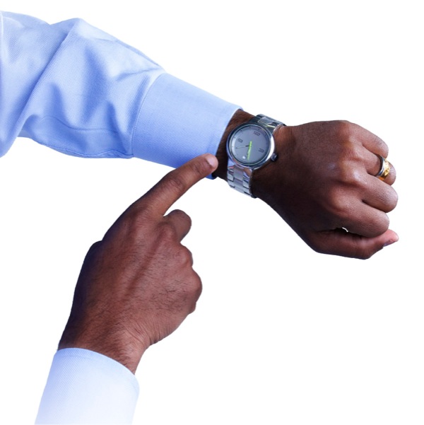 Un uomo indica il suo orologio