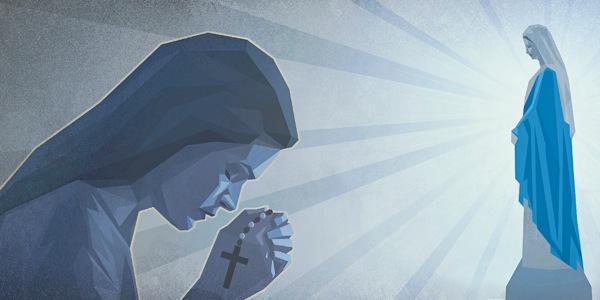 Donna con in mano un rosario prega davanti alla statua della Madonna