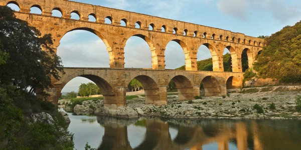 Rovine di un antico acquedotto romano