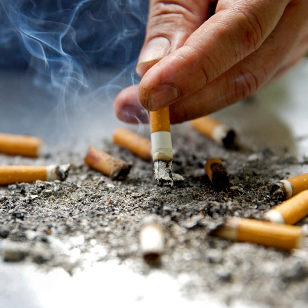 Persona che spegne una sigaretta