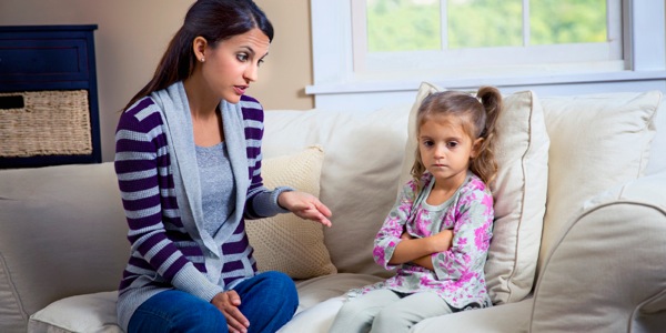 Una madre mentre disciplina la sua bambina