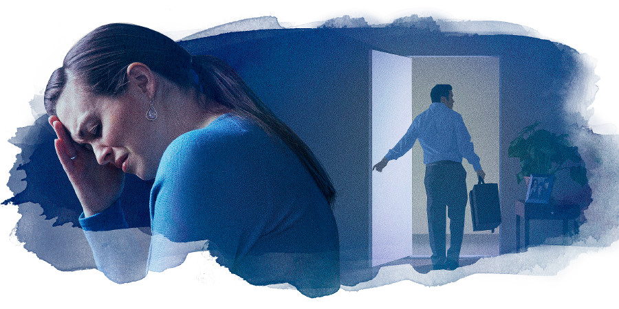 Una donna affranta distoglie lo sguardo mentre il marito se ne va di casa con la valigia