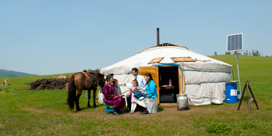 Alcuni mongoli fuori della tipica gher