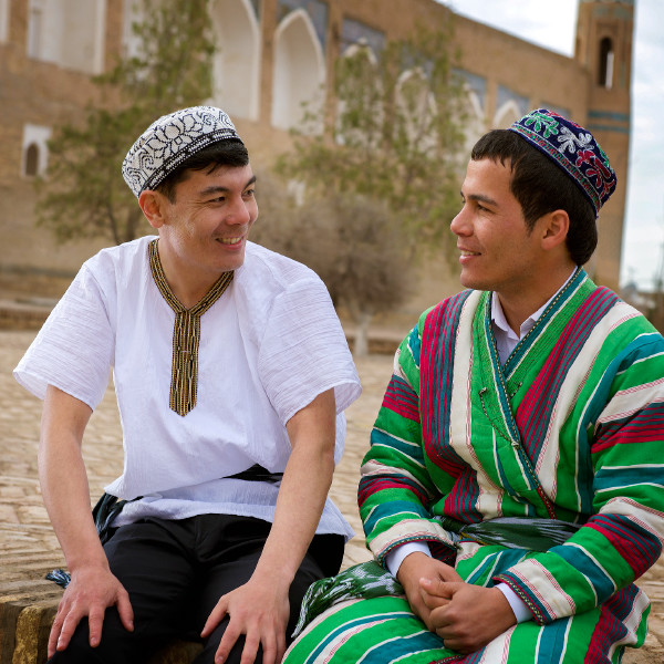 Due uomini in abiti tradizionali uzbechi