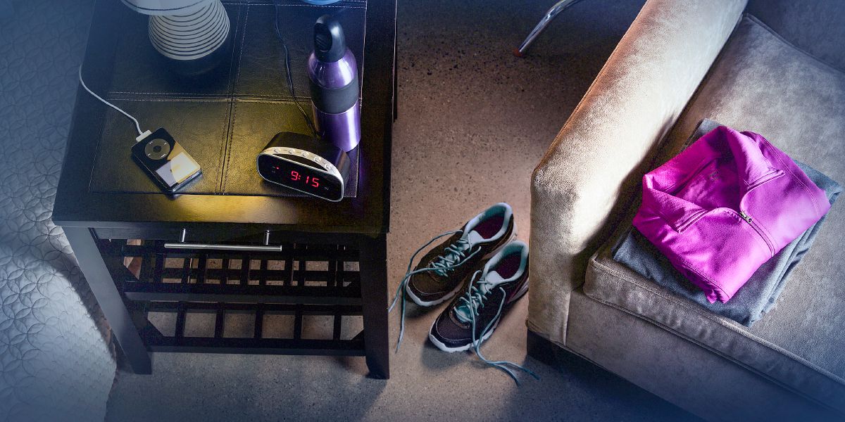 Tuta, scarpe da ginnastica, bottiglia d’acqua e dispositivo elettronico preparati prima di andare a dormire