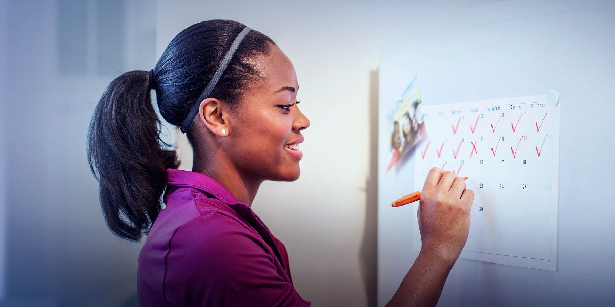 Una donna segna successi e fallimenti su un calendario