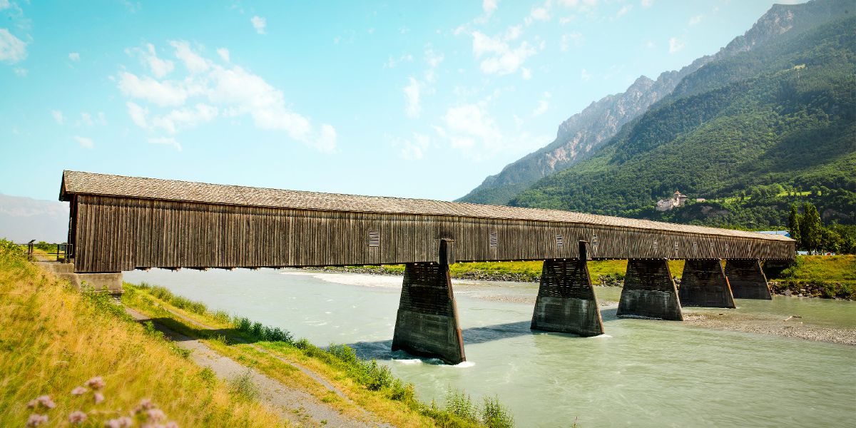 Un ponte coperto su un fiume nel Liechtenstein