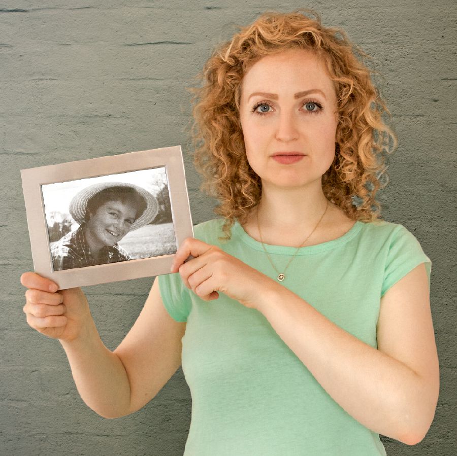 Jeannie mostra una foto della madre