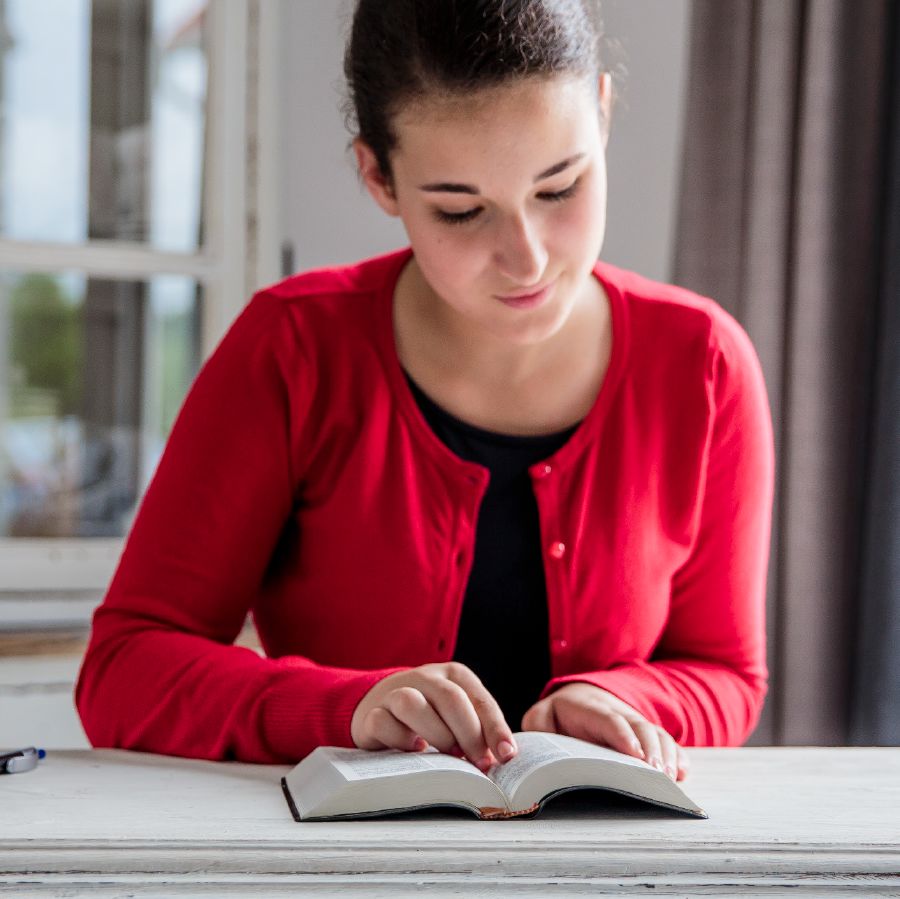 Una ragazza legge la Bibbia