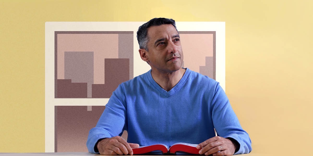 Un uomo medita dopo aver letto la Bibbia