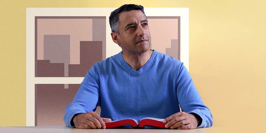 Un uomo legge la Bibbia e pensa ad alcuni aspetti degli ultimi giorni