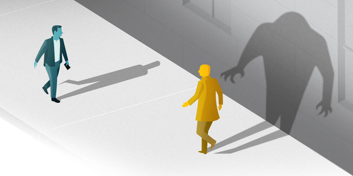 Due uomini camminano e stanno per incrociarsi. Uno dei due vede l’ombra dell’altro uomo enorme e minacciosa.