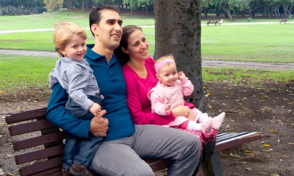 Famiglia su una panchina in un parco