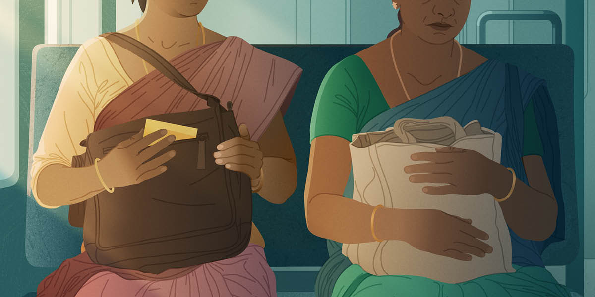 Due donne sedute una accanto all’altra su un treno.