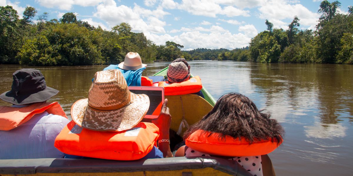 Un gruppo di testimoni di Geova si mette in viaggio per parlare della Bibbia alle persone che vivono lungo il fiume Maroni