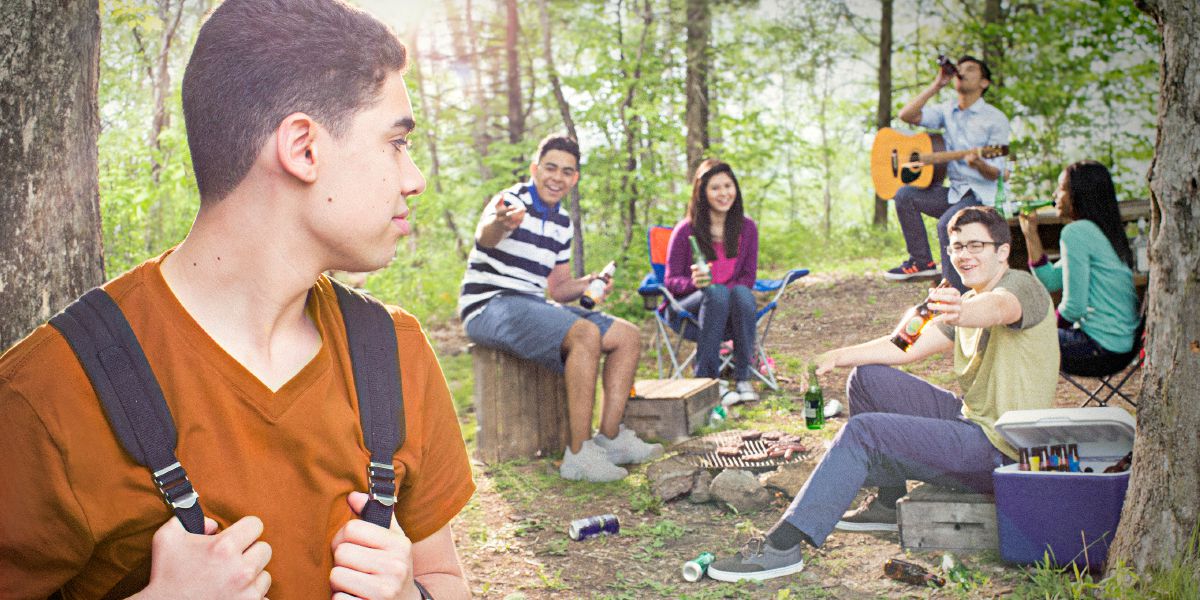 A un ragazzo viene offerto dell’alcol a un picnic
