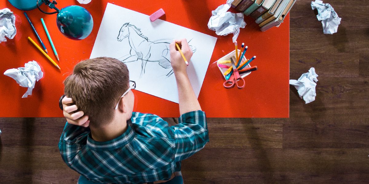 Un ragazzo prova diverse volte a disegnare un cavallo