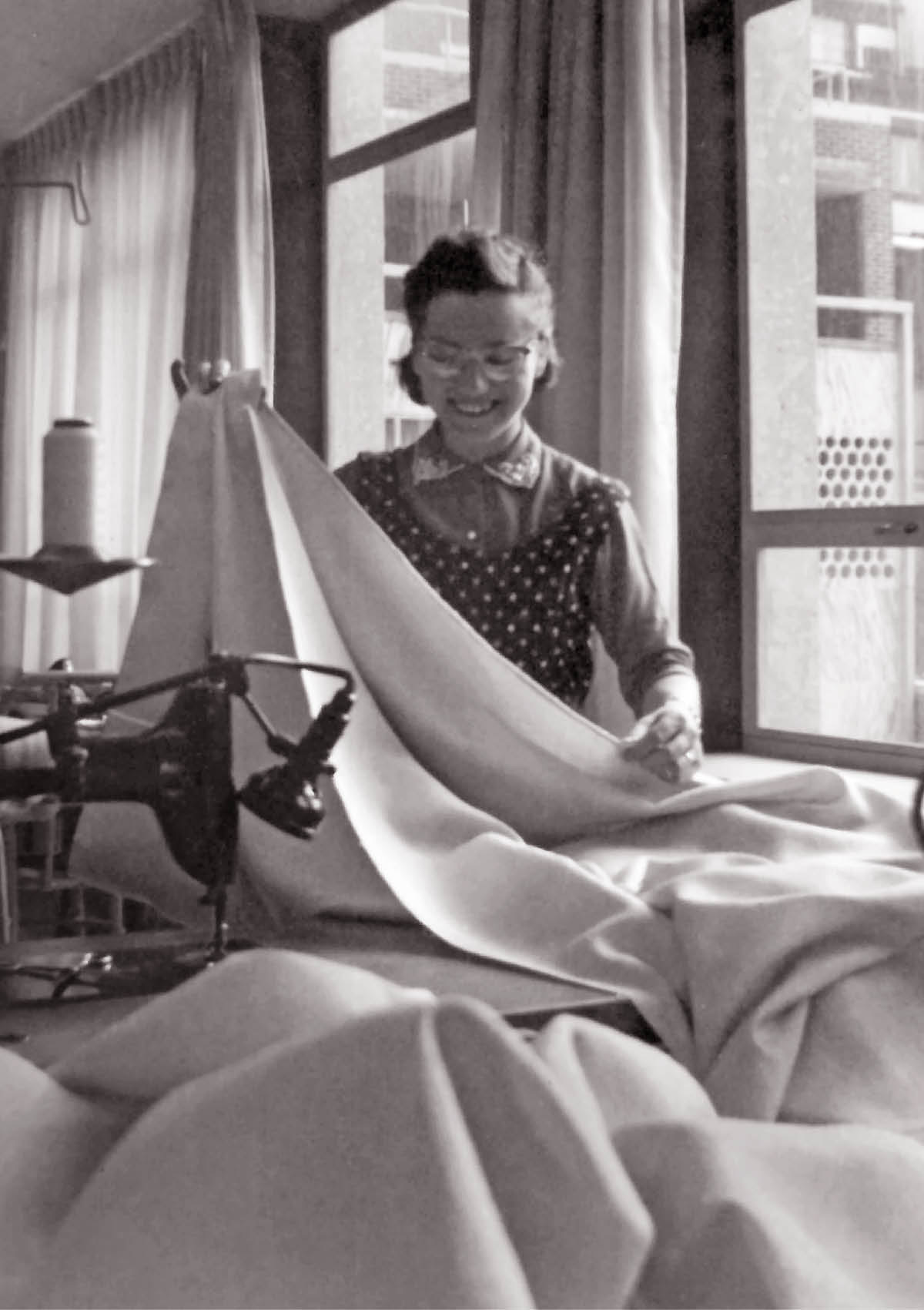 Camilla cuce delle tende nella sartoria della Betel.