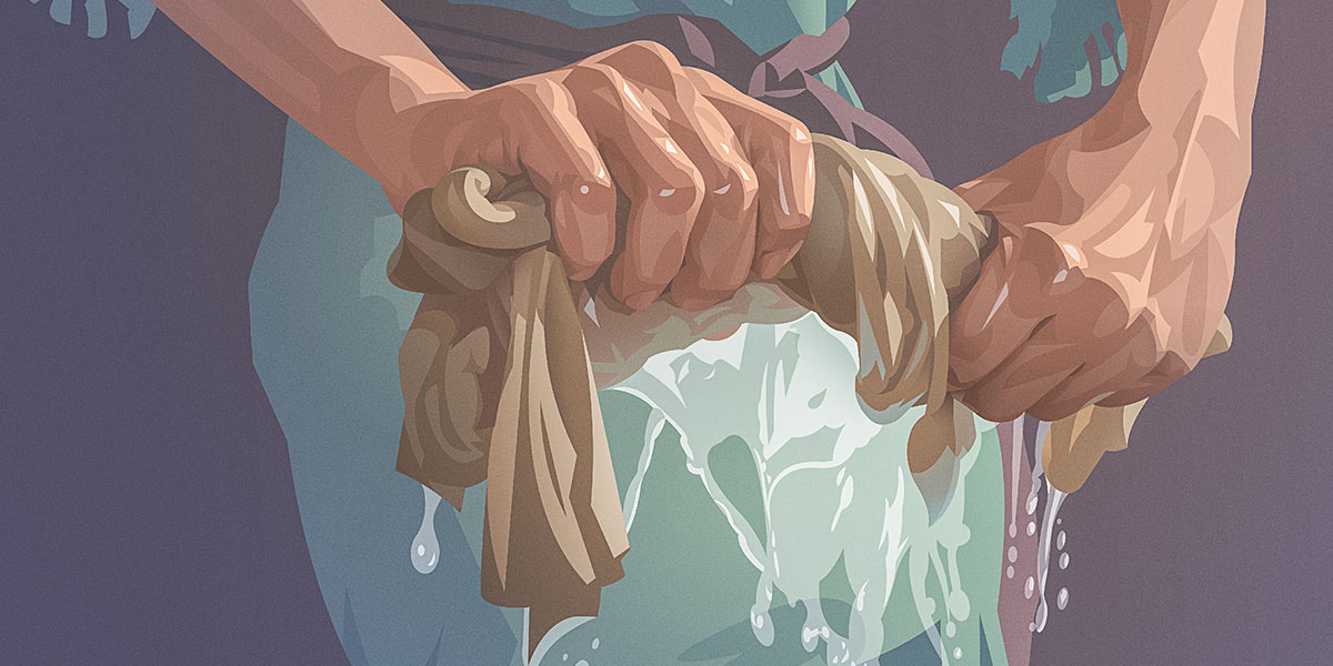 Una persona strizza un indumento imbevuto d’acqua