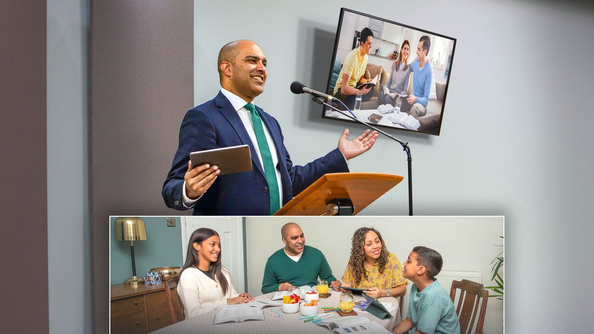 Collage: 1. Un fratello tiene una parte a un’adunanza. Dietro di lui si vede un monitor su cui è proiettata l’immagine di una famiglia che tiene l’adorazione in famiglia. 2. Lo stesso fratello tiene l’adorazione insieme alla sua famiglia.