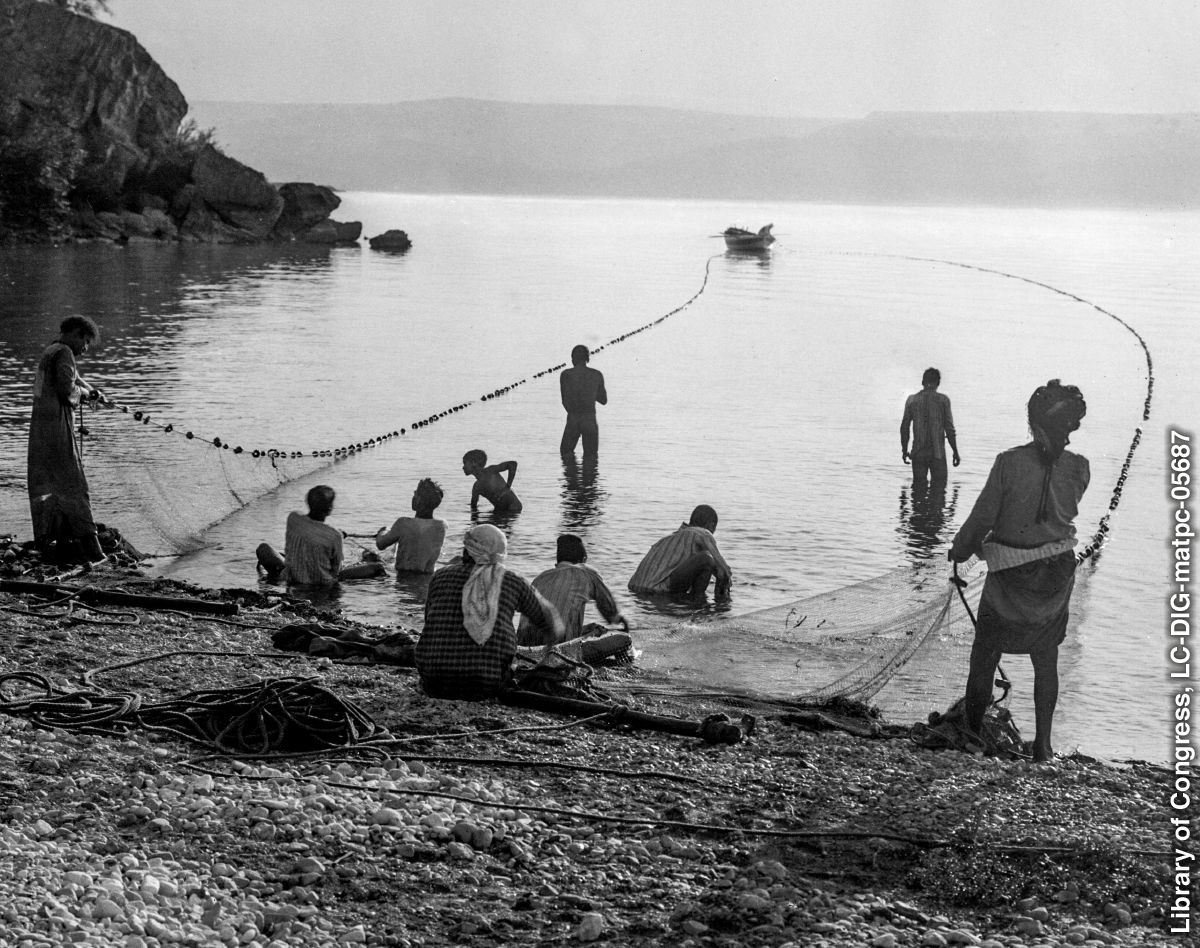 Pescatori che tirano una rete a strascico