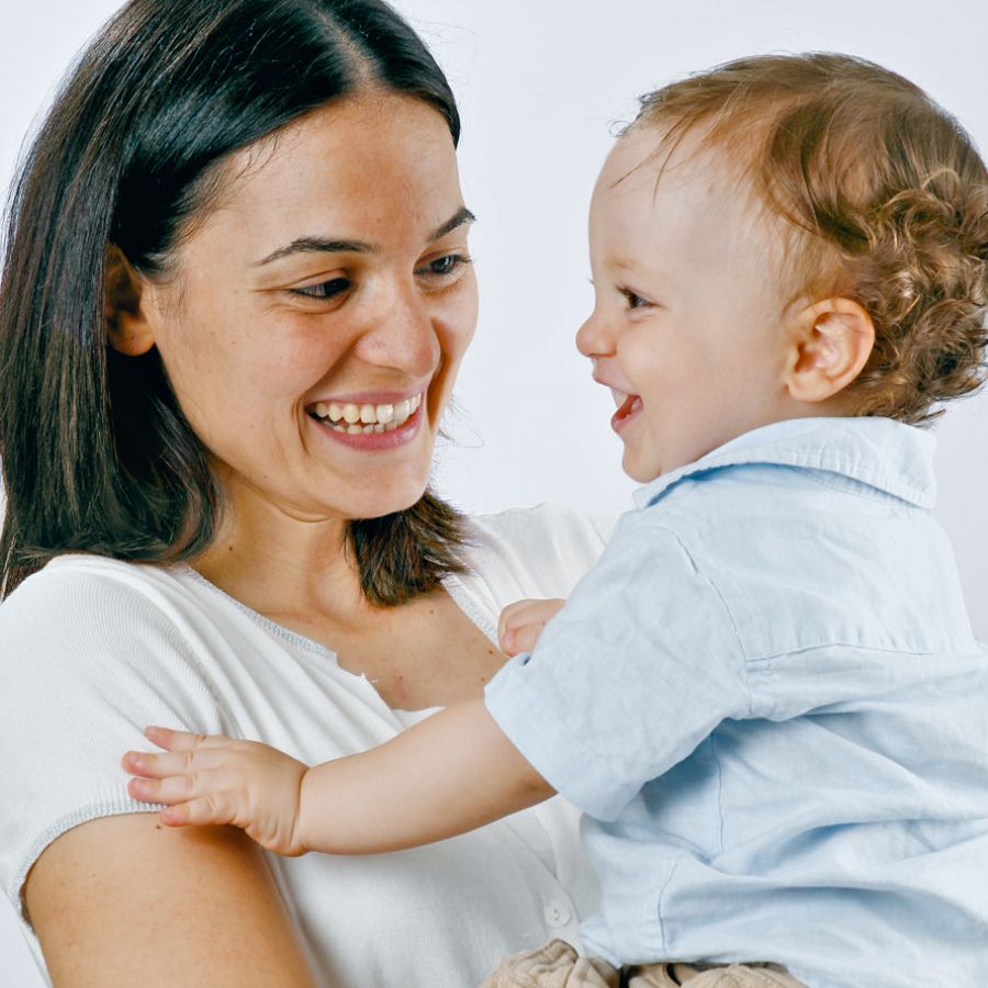 Una madre tiene in braccio il suo bambino