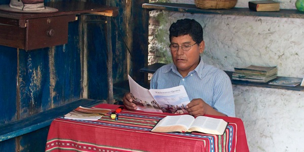 Un testimone di Geova studia La Torre di Guardia in una lingua indigena