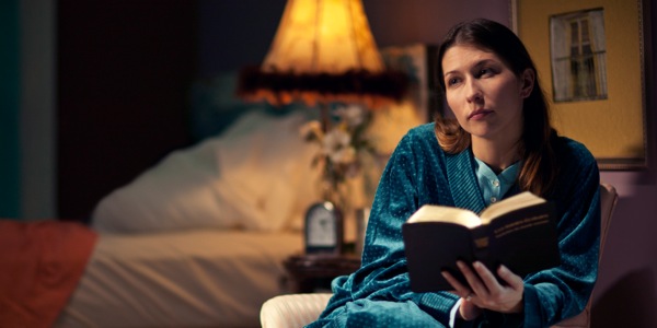 Di sera tardi, una sorella legge la Bibbia e medita