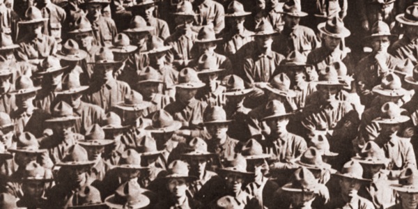 Un folto gruppo di soldati della prima guerra mondiale
