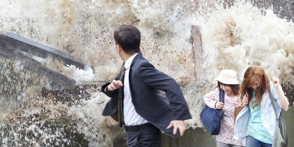Persone che scappano da un disastro