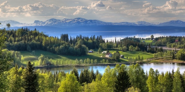 La bellezza della creazione: una catena montuosa, laghi incontaminati e verdi alberi