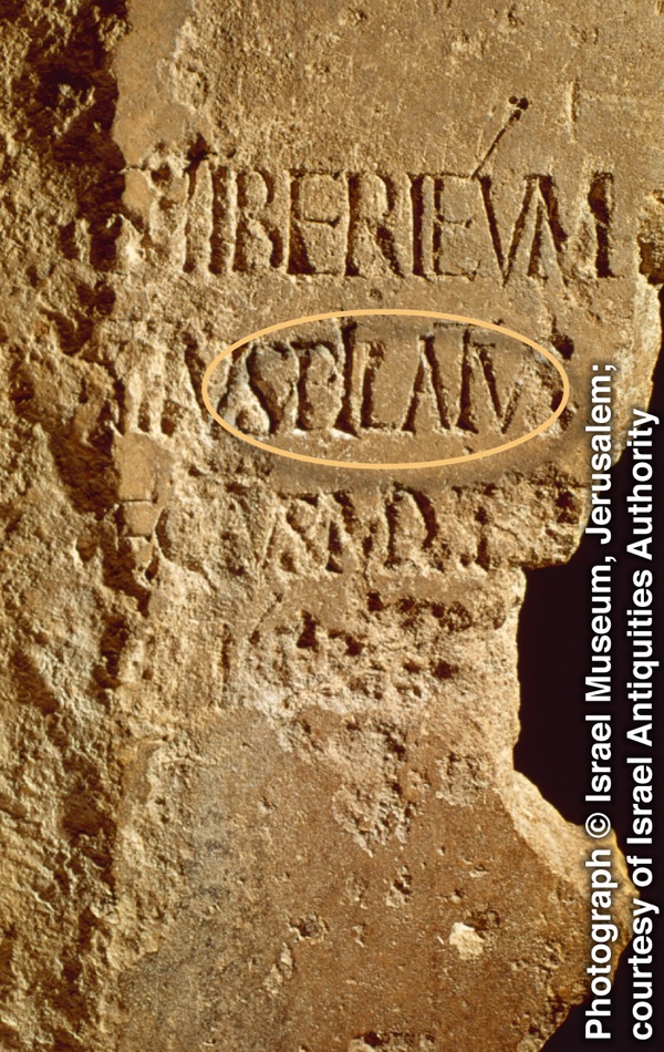 Un’antica lastra di pietra con l’iscrizione del nome Ponzio Pilato