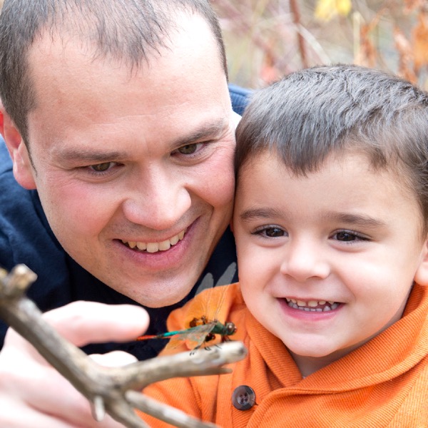 Padre e figlio osservano una libellula