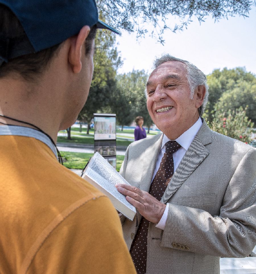 Un fratello avanti con gli anni partecipa alla testimonianza pubblica