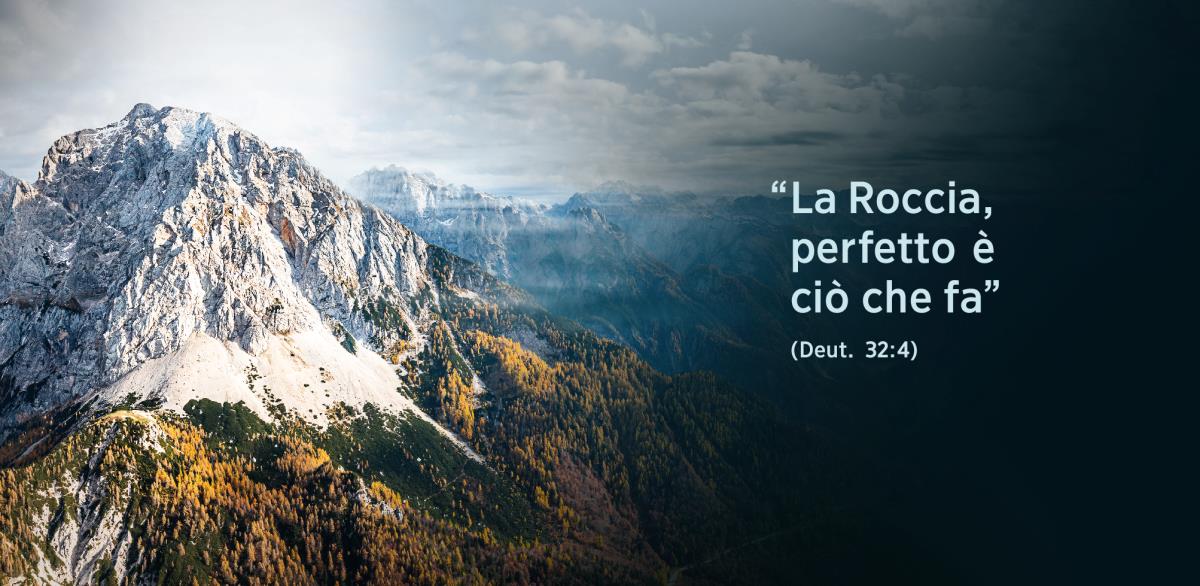 Accanto a una catena montuosa si vede il testo di Deuteronomio 32:4: “La Roccia, perfetto è ciò che fa”.