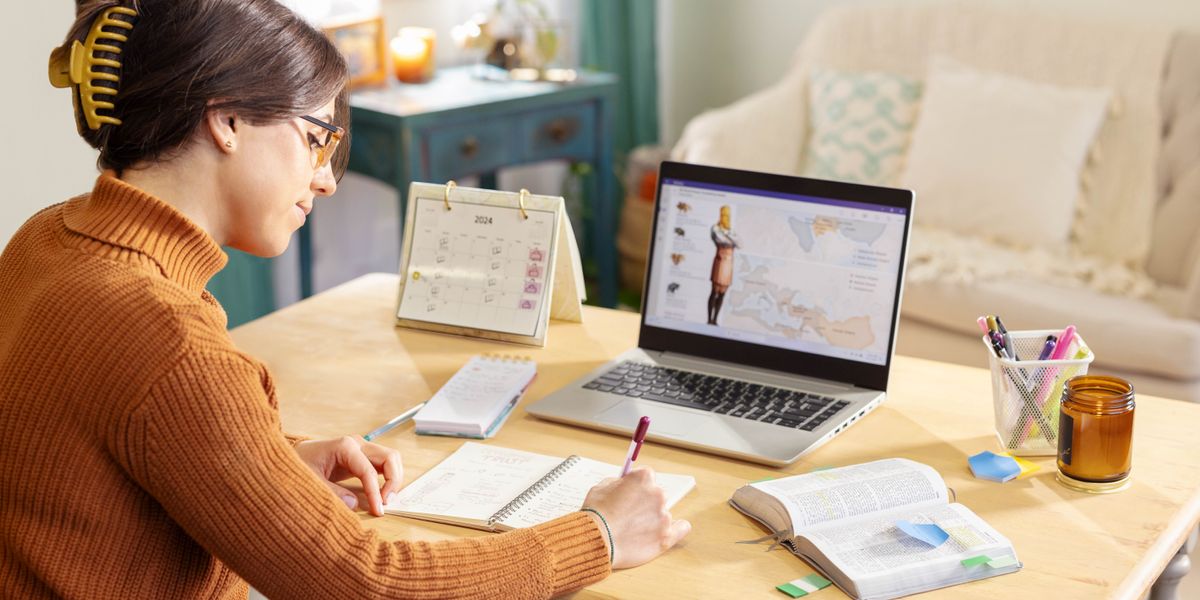 Una sorella studia. Ha davanti un computer portatile, una Bibbia aperta e un blocchetto per gli appunti. Utilizza lo schema “Potenze mondiali predette da Daniele”, nell’Appendice B9 della “Traduzione del Nuovo Mondo”.