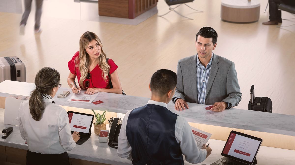 Un fratello sposato, in viaggio per lavoro, sta facendo il check-in in un hotel. Una bella donna non Testimone, che sta facendo anche lei il check-in, lo guarda con interesse.